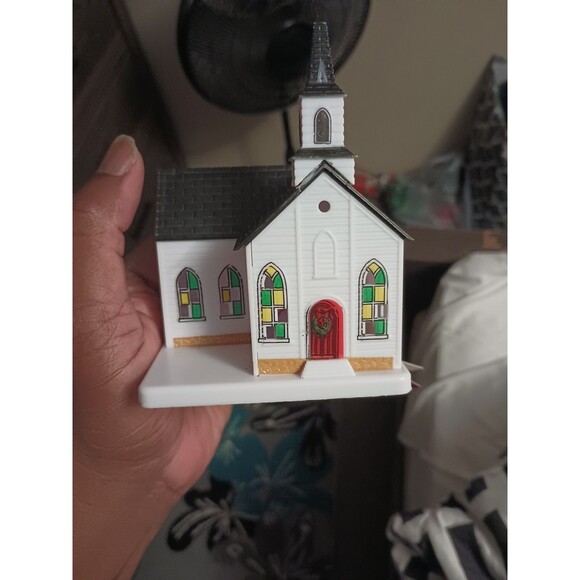 Cobblestone Corners Miniature Winter Christmas Village Church 2023 Lights Up New - Picture 1 of 5